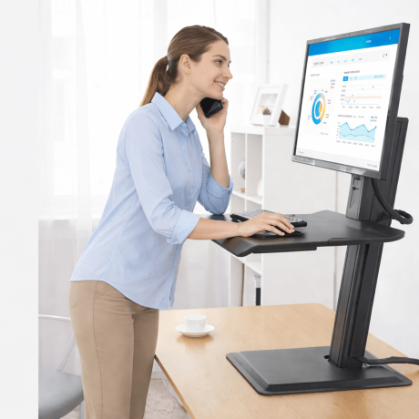 עבודה בעמידה: יתרונות חסרונות ואיך עושים את זה נכון בלי לפגוע בגב